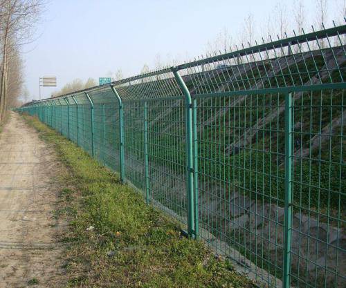 揭阳道路护栏网与锌钢栅栏门生产厂家 金栏焦经理谈院墙护栏外适合种什么植物