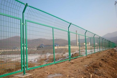 鑫渤源厂家直销 高速公路护栏网规格齐全，品质保障